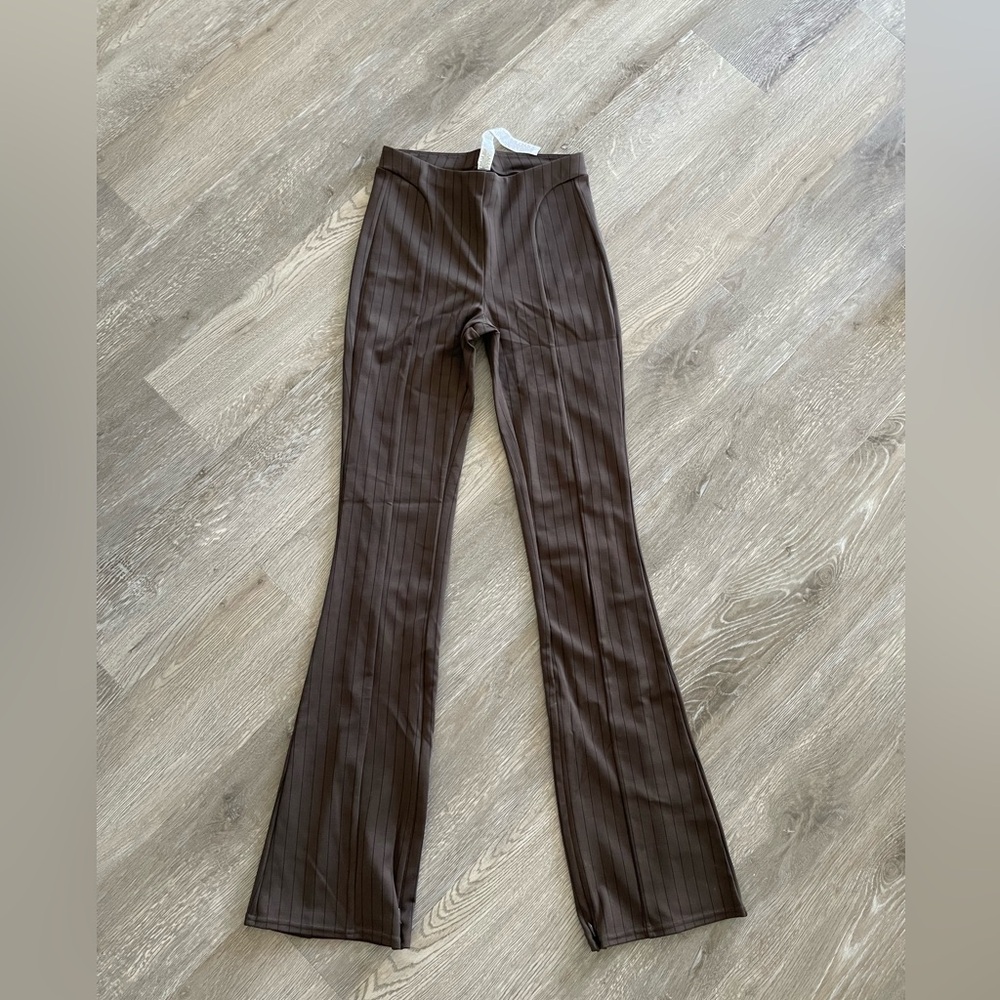 Alo Yoga 
High waist pinstripe flare leggings - espresso/black
Size S